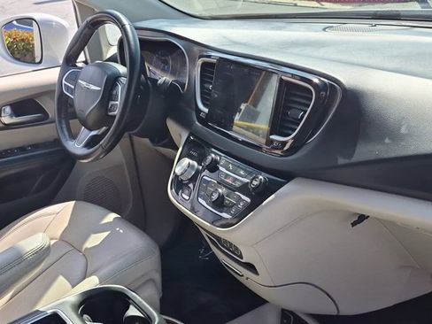 Used 2021 Chrysler Pacifica Touring-L FWD image 21
