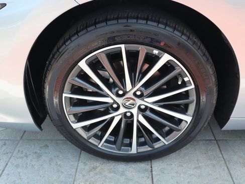 Used 2025 Lexus ES 350 w/ Premium Package image 9