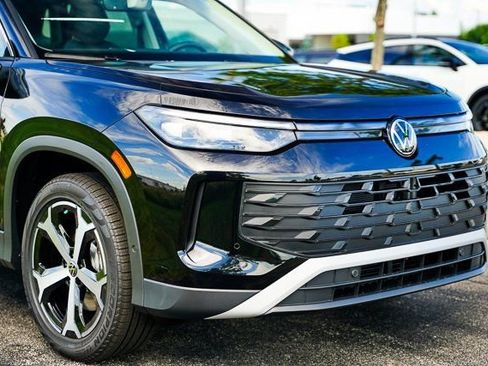 Used 2025 Volkswagen Tiguan SE w/ Panoramic Sunroof Package image 44