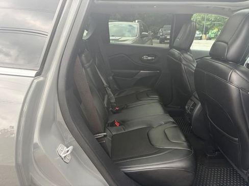Used 2019 Jeep Cherokee Latitude Plus w/ Comfort/Convenience Group AWD/4WD image 25