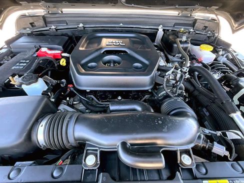 Used 2020 Jeep Wrangler Unlimited Sahara AWD/4WD image 31