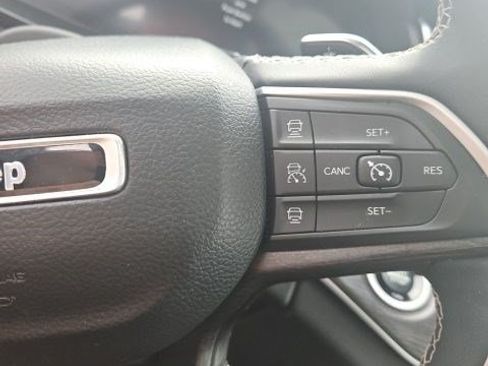 Used 2023 Jeep Grand Cherokee Limited AWD/4WD image 9