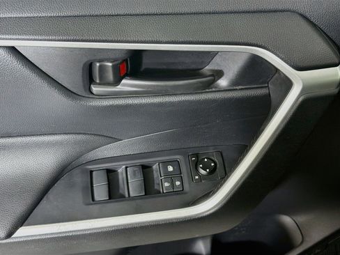 Used 2019 Toyota RAV4 LE FWD image 15
