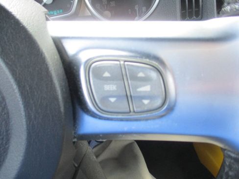 Used 2004 Chevrolet SSR w/ Preferred Equipment Group RWD image 19