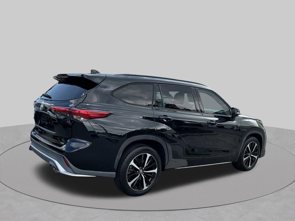 Used 2021 Toyota Highlander XSE FWD image 11