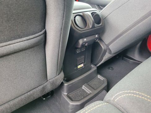 Used 2025 Jeep Wrangler Unlimited Sahara AWD/4WD image 31