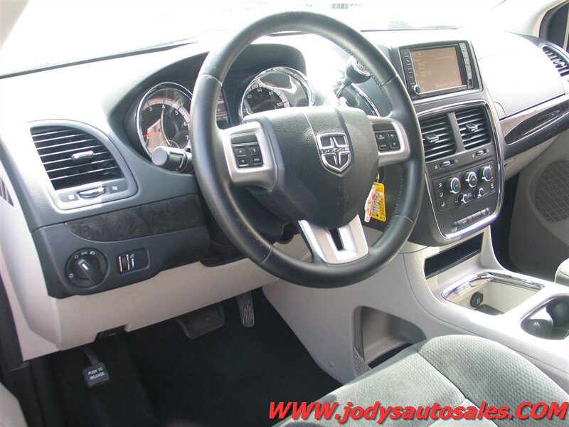 Used 2016 Dodge Grand Caravan SXT w/ Rear Park Assist Package FWD image 2