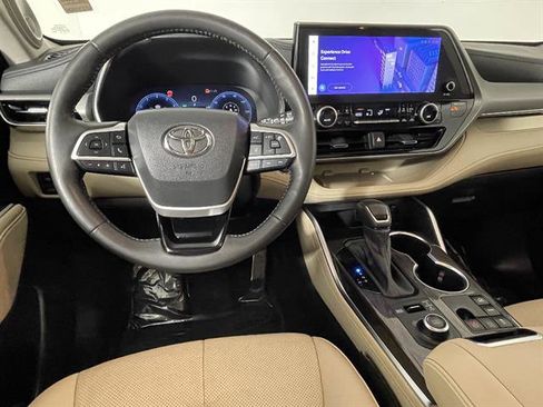 Used 2023 Toyota Highlander Platinum AWD/4WD image 12
