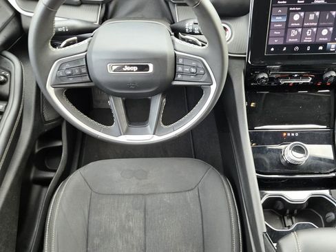 Used 2023 Jeep Grand Cherokee Laredo image 11