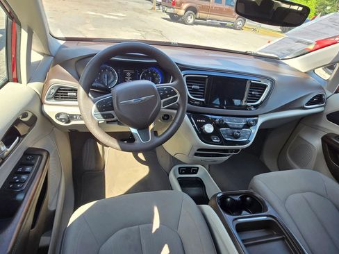 Used 2020 Chrysler Pacifica Touring FWD image 5