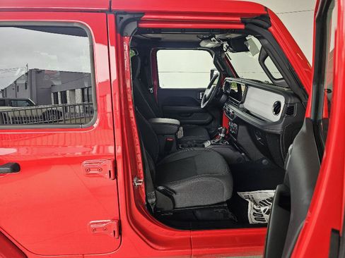 Used 2025 Jeep Wrangler Unlimited Sahara AWD/4WD image 12
