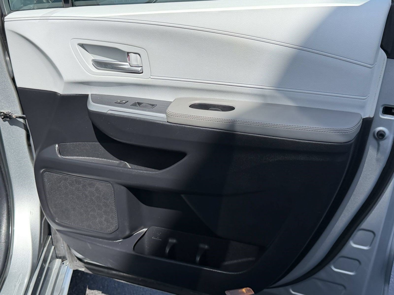 Used 2025 Toyota Sienna XLE FWD image 33
