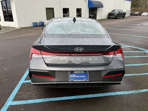 Certified 2025 Hyundai Elantra SE image 4