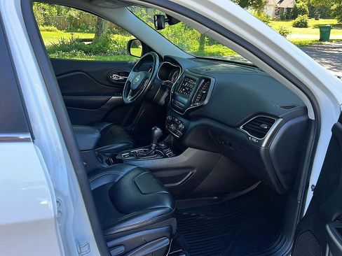 Used 2019 Jeep Cherokee Latitude Plus w/ Comfort/Convenience Group AWD/4WD image 32