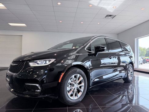 Used 2026 Chrysler Pacifica Limited FWD image 9