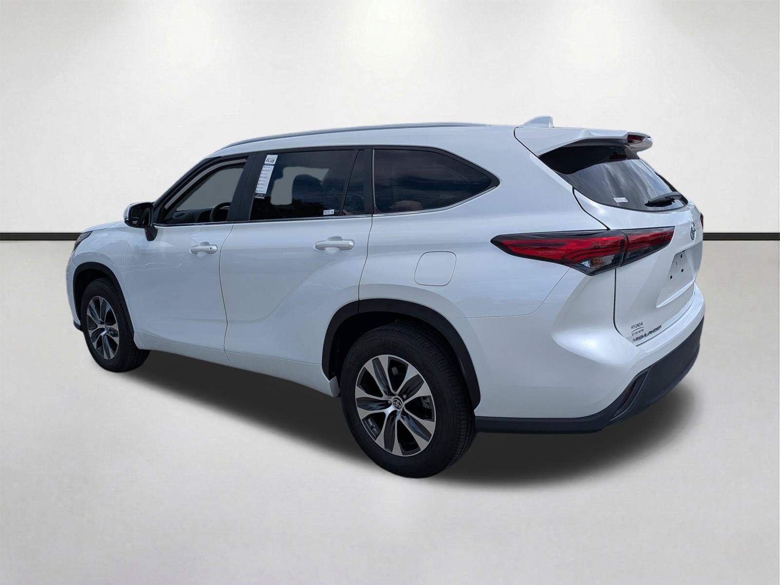 Used 2023 Toyota Highlander XLE FWD image 6