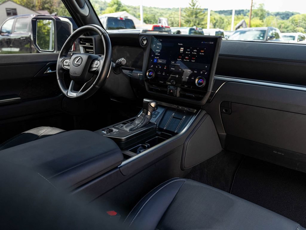 Used 2024 Lexus GX 550 w/ Accessory Package (31) AWD/4WD image 31
