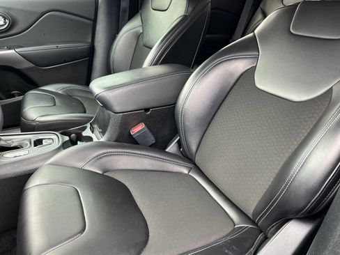 Used 2020 Jeep Cherokee Latitude Plus image 18