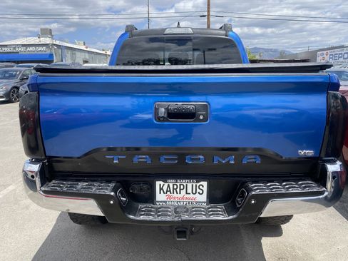 Used 2017 Toyota Tacoma TRD Off-Road AWD/4WD image 9
