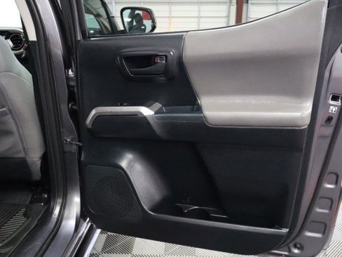 Used 2017 Toyota Tacoma SR5 w/ Tow Package RWD image 38
