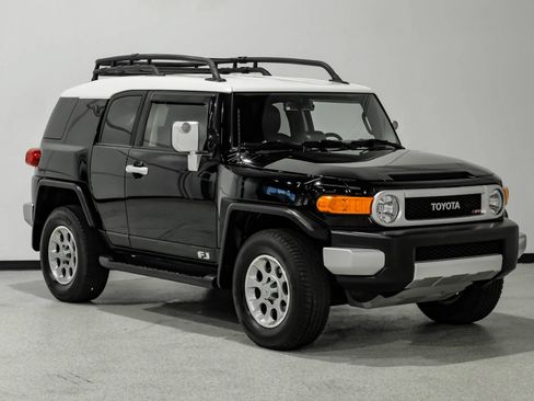 Used 2013 Toyota FJ Cruiser 4WD w/ Upgrade Pkg image 4