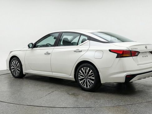 Used 2025 Nissan Altima 2.5 SV FWD image 6