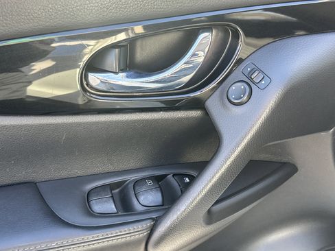 Used 2017 Nissan Rogue Sport SV w/ SV Premium Package image 12