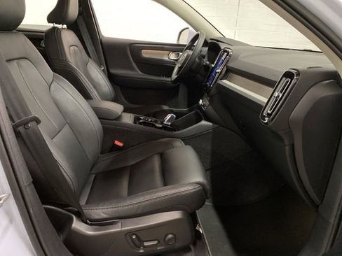 Used 2025 Volvo XC40 B5 Plus image 24