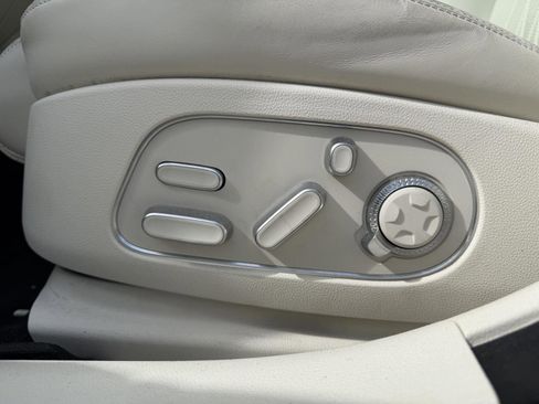Used 2025 Genesis G90 3.5T AWD/4WD image 6