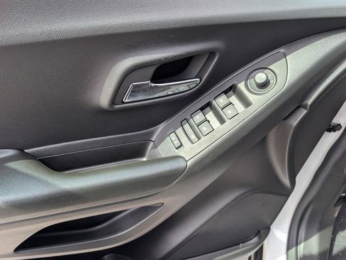 Used 2022 Chevrolet Trax LT w/ LT Convenience Package image 18