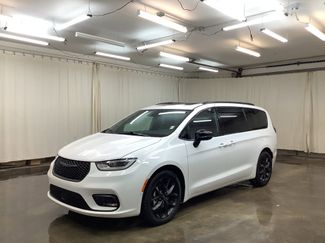 Used 2024 Chrysler Pacifica Limited w/ Uconnect Theater Family Group video 1