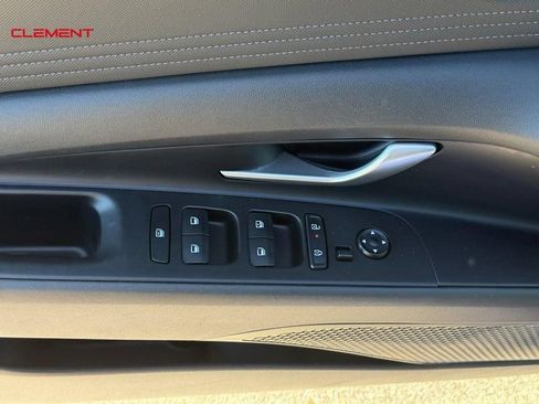 Used 2025 Hyundai Elantra Limited FWD image 17