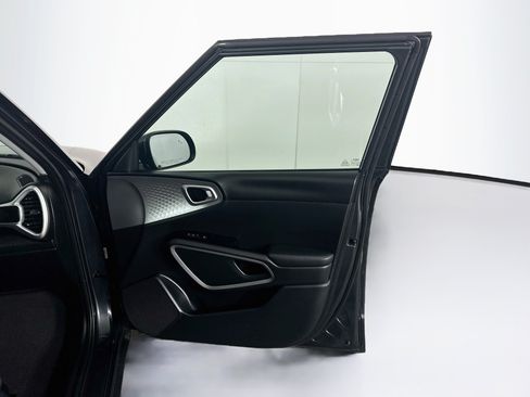 Used 2025 Kia Soul LX w/ LX Technology Package FWD image 31