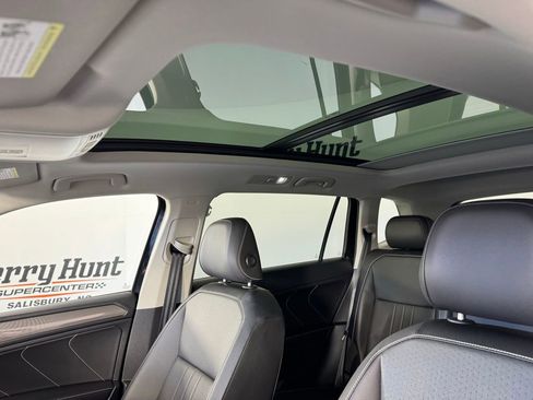 Used 2022 Volkswagen Tiguan SE w/ Panoramic Sunroof Package image 4