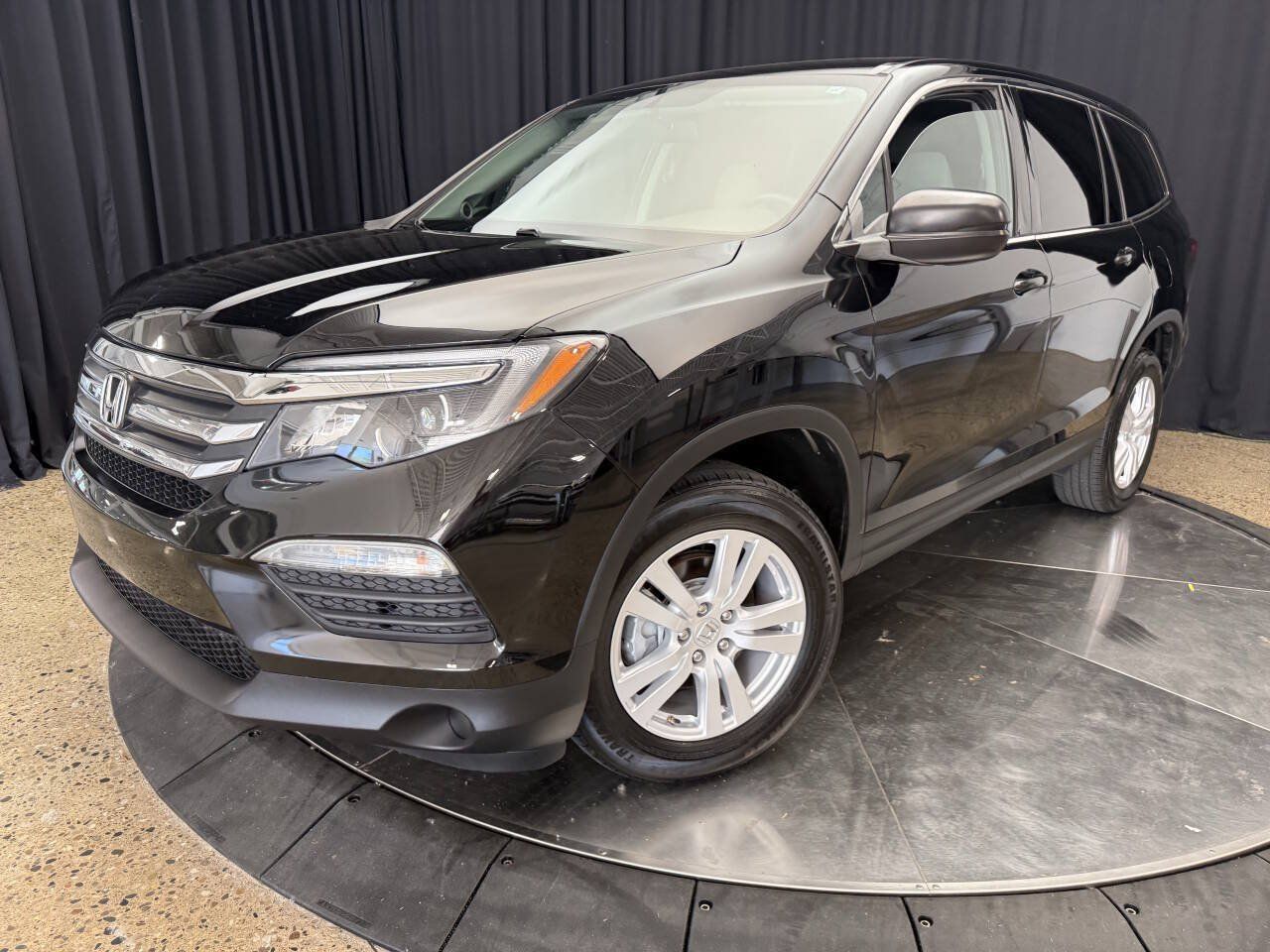 Used 2017 Honda Pilot LX image 2
