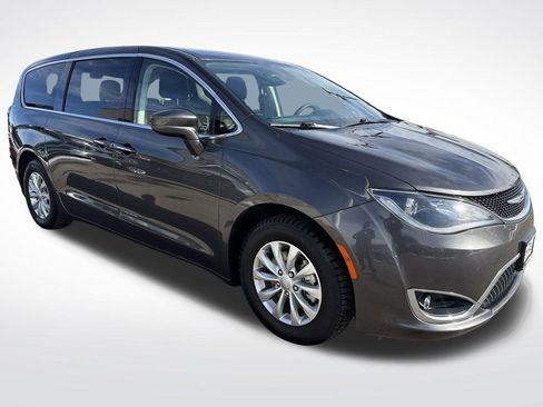 Used 2018 Chrysler Pacifica Touring Plus image 7