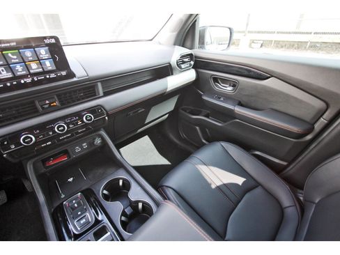 Used 2025 Honda Pilot TrailSport image 12