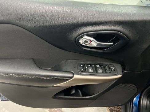 Used 2018 Jeep Cherokee Latitude w/ Cold Weather Group AWD/4WD image 20