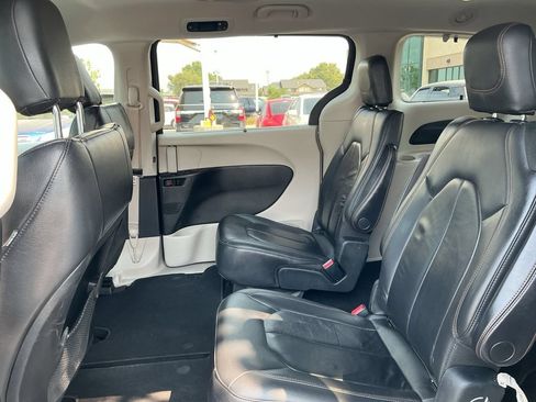 Used 2017 Chrysler Pacifica Touring-L FWD image 21
