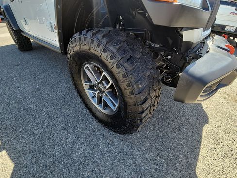 Used 2024 Jeep Gladiator Mojave AWD/4WD image 18