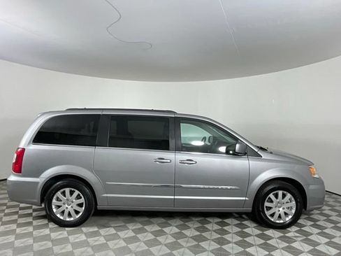 Used 2016 Chrysler Town & Country Touring FWD image 4