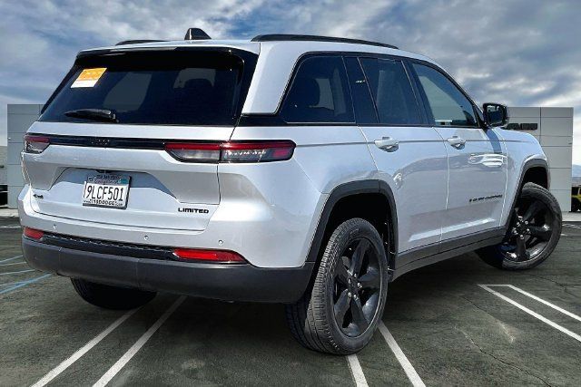 Used 2023 Jeep Grand Cherokee Limited w/ Black Appearance Package AWD/4WD image 13