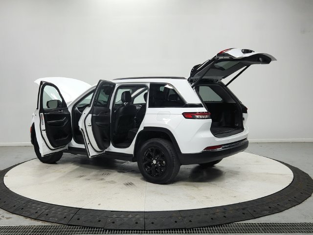 Used 2023 Jeep Grand Cherokee Limited AWD/4WD image 14