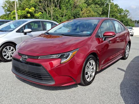 Used 2025 Toyota Corolla LE FWD image 2