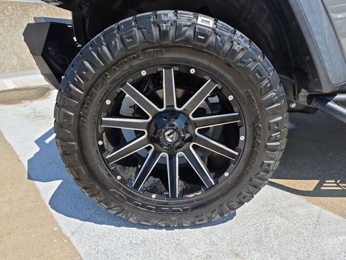 Used 2023 Jeep Wrangler Unlimited Rubicon w/ Cold Weather Group AWD/4WD image 23