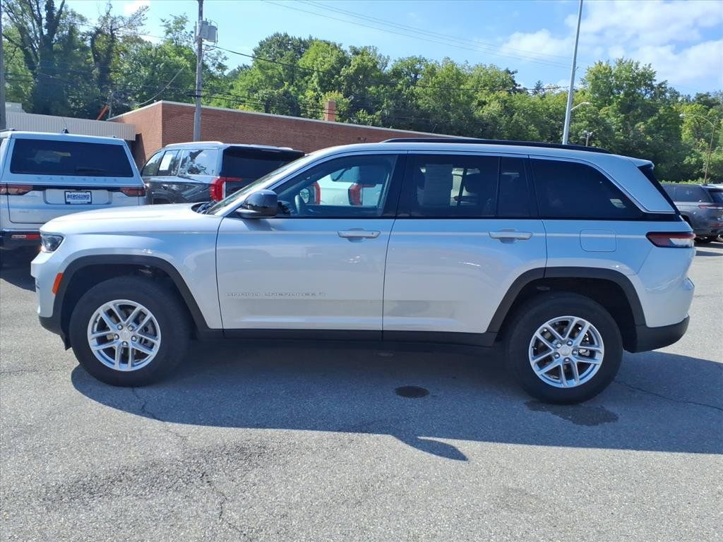 Used 2024 Jeep Grand Cherokee Laredo X w/ Luxury Tech Group I AWD/4WD image 7