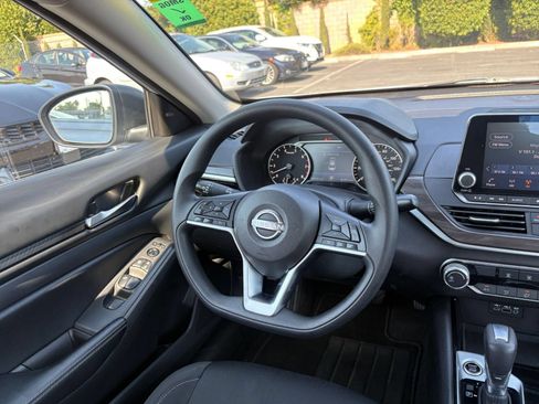 Used 2024 Nissan Altima 2.5 SV FWD image 34
