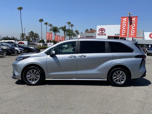Certified 2025 Toyota Sienna XLE FWD image 38