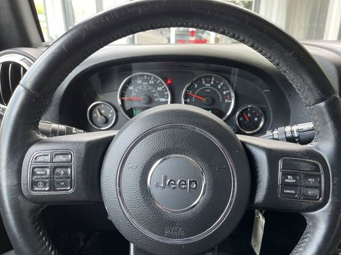 Used 2017 Jeep Wrangler Unlimited Sahara w/ Connectivity Group AWD/4WD image 10