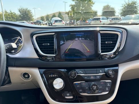 Used 2018 Chrysler Pacifica Touring-L FWD image 23